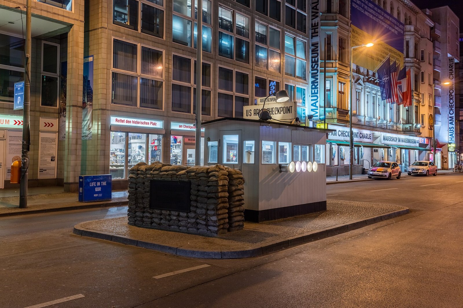 Checkpoint Charlie : Un symbole de la Guerre froide à Berlin - Berlin | Secret World Trip Planner