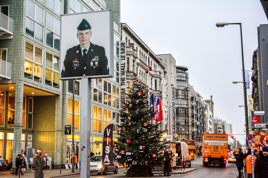 Checkpoint Charlie: Un Símbolo de la Guerra Fría en Berlín - Berlin | Secret World Trip Planner