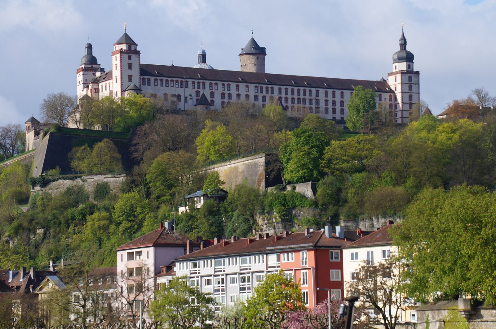 ヴュルツブルクのマリエンベルク要塞を発見：歴史と美 - Würzburg | Secret World Trip Planner