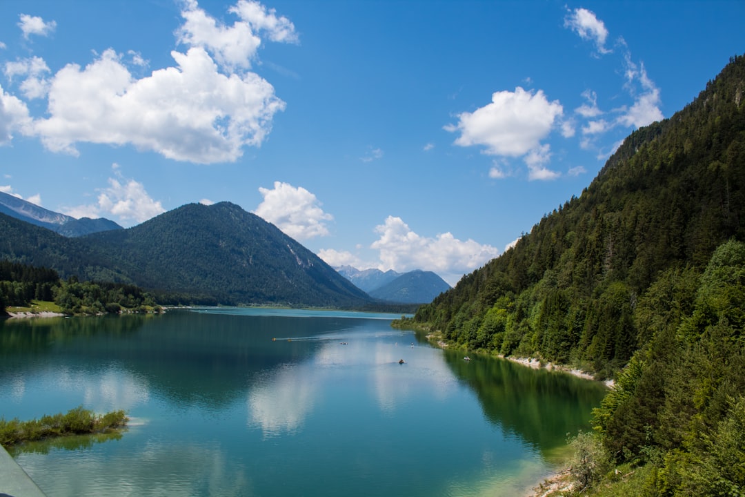 Descubra o Lago Sylvenstein: uma joia da Baviera - Achenwald | Secret World Trip Planner