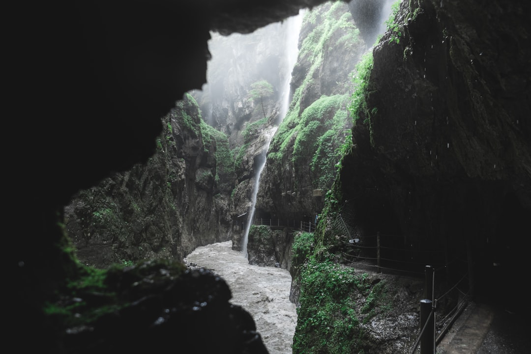 Partnachklamm: путешествие между природой и приключением в Баварии - Garmisch-Partenkirchen | Secret World Trip Planner
