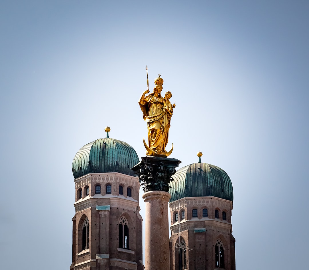 Découvrez la Frauenkirche de Munich : symbole de culture et d'histoire - München | Secret World Trip Planner