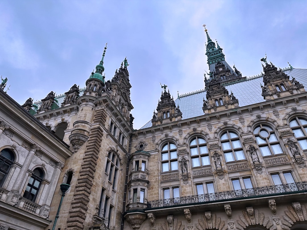 Découvrez l'Hamburg Rathaus : Histoire et Beauté de la Capitale du Nord de l'Allemagne - Hamburg | Secret World Trip Planner