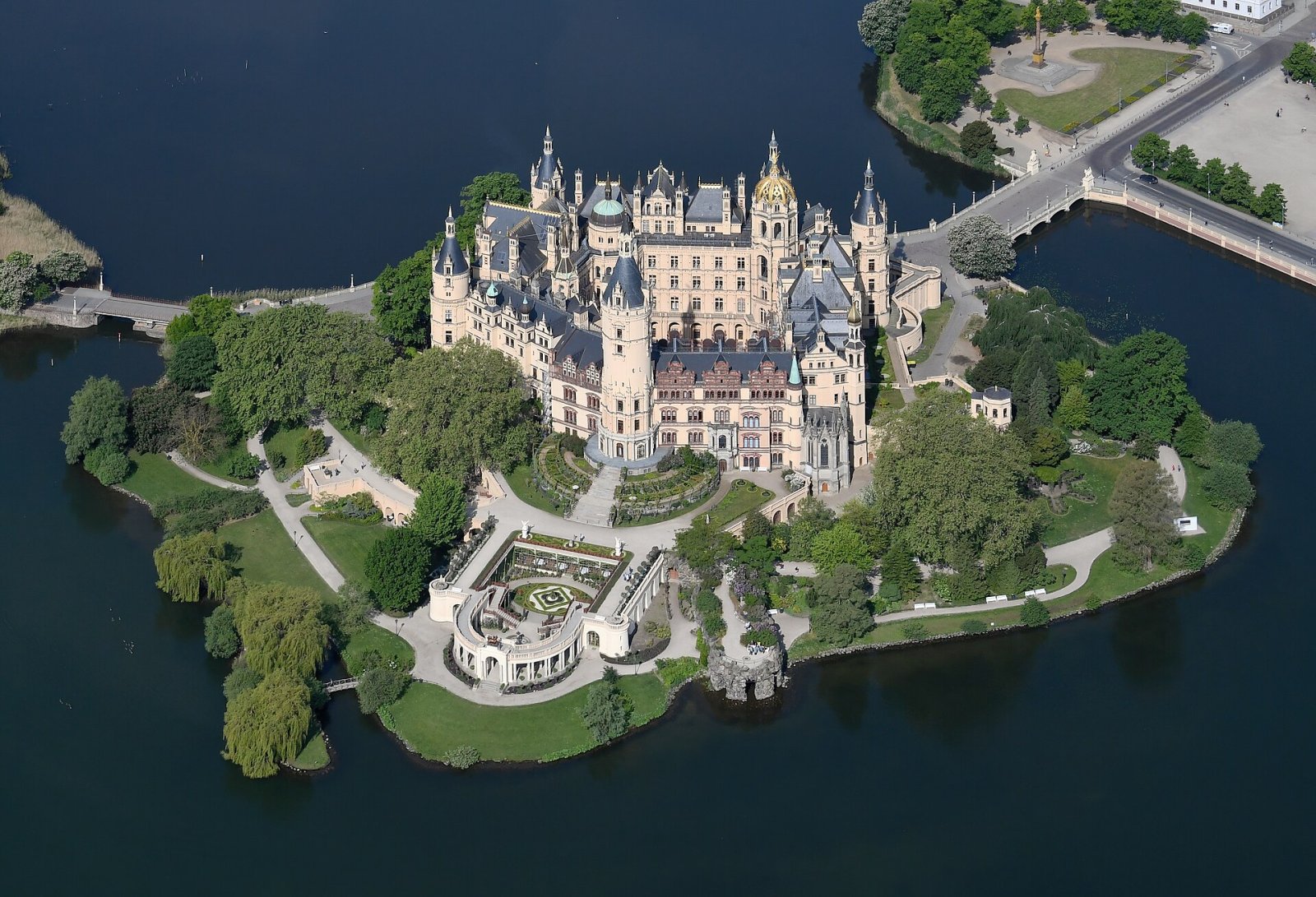 Entdecken Sie das Schloss Schwerin: ein Juwel der deutschen Geschichte - Schwerin | Secret World Trip Planner