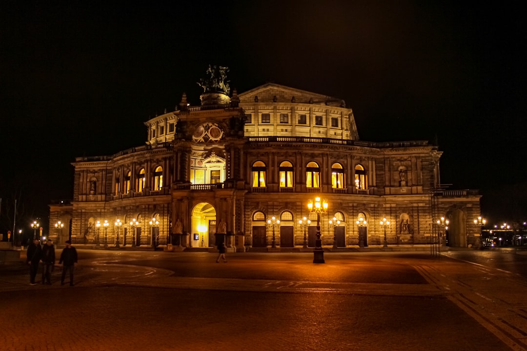 探索德累斯顿的塞姆佩尔歌剧院：德国文化瑰宝 - Dresden | Secret World Trip Planner