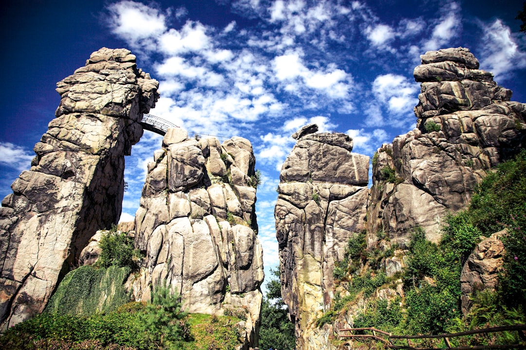 Explorando los Externsteine: Un Viaje a la Historia de Alemania — Horn-Bad Meinberg