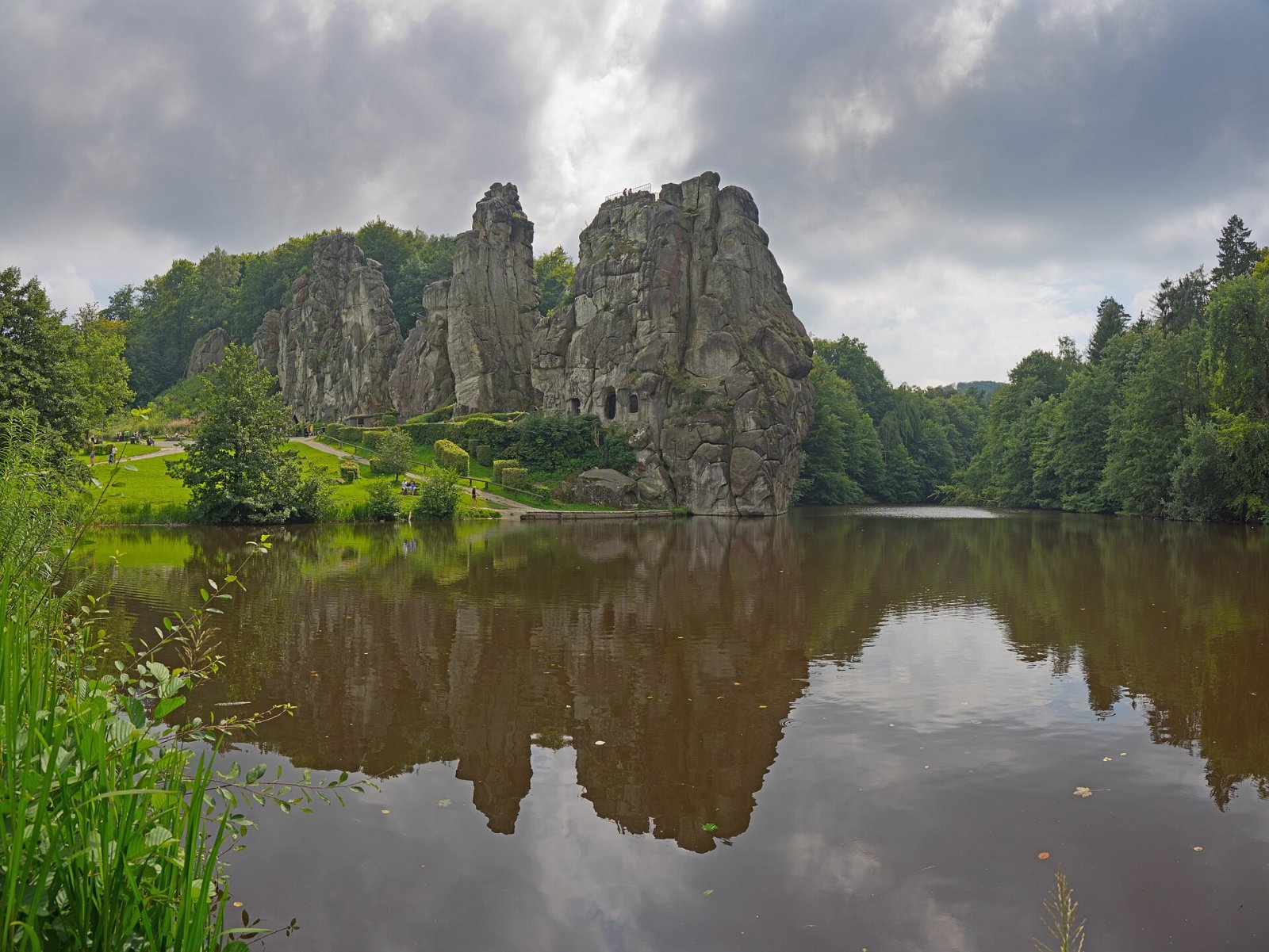 Explorando los Externsteine: Un Viaje a la Historia de Alemania - Horn-Bad Meinberg | Secret World Trip Planner