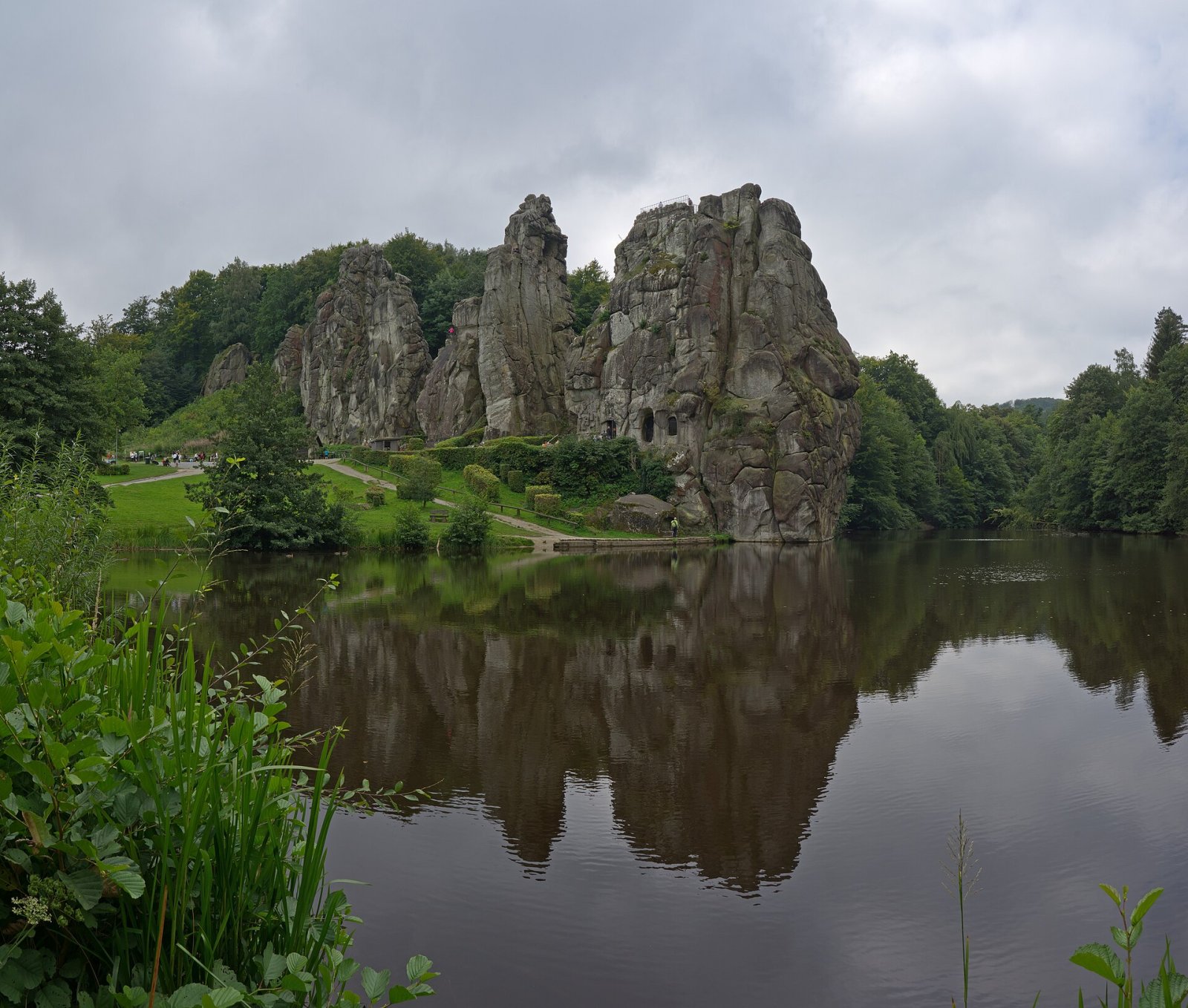 Explorando los Externsteine: Un Viaje a la Historia de Alemania - Horn-Bad Meinberg | Secret World Trip Planner