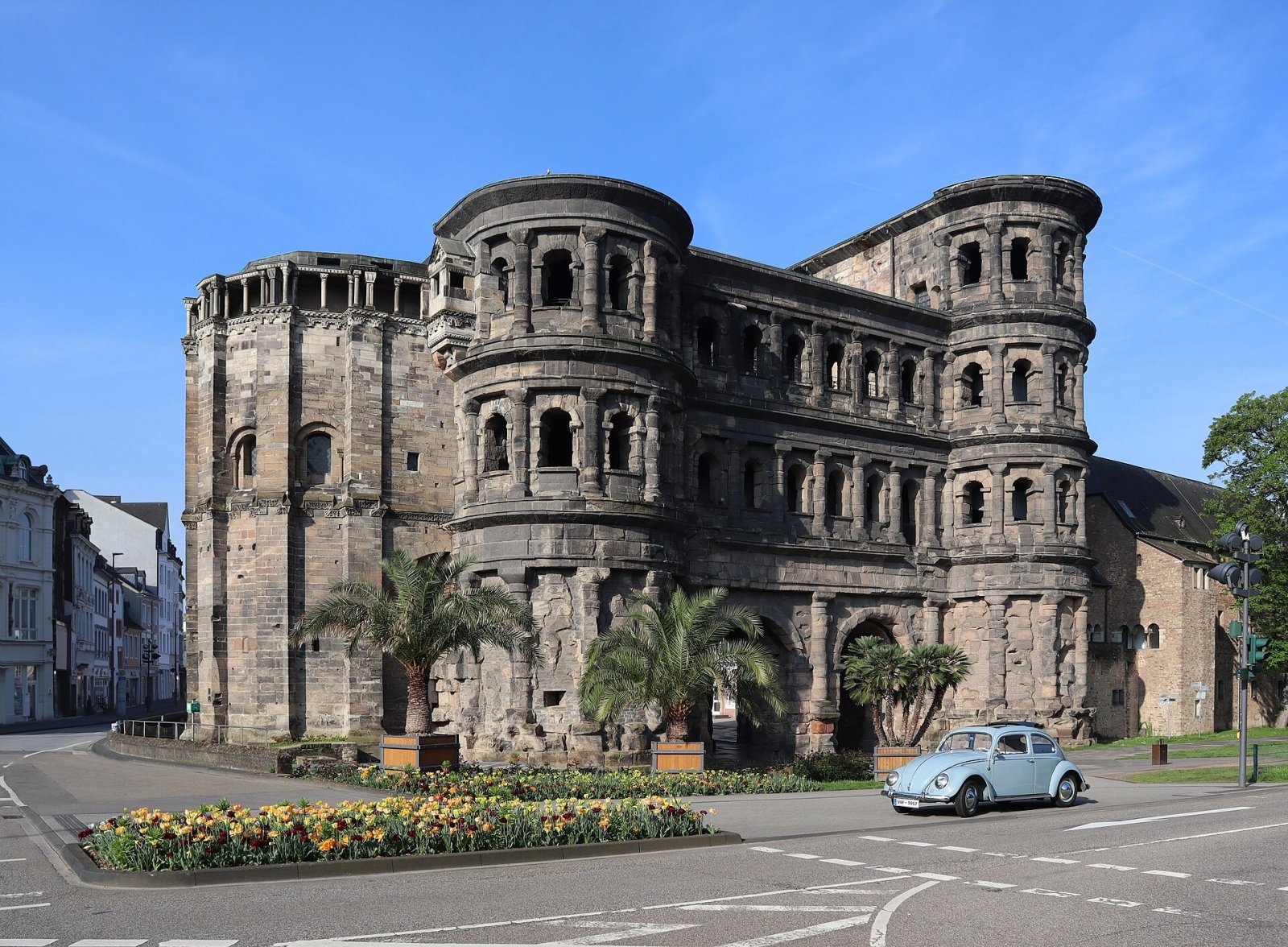 Exploration de la Porta Nigra de Trèves : Histoire et Charme — Trier