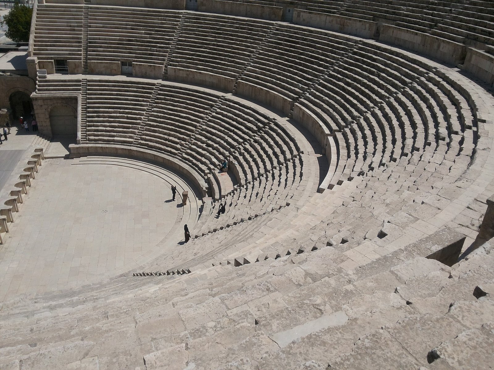 Entdecken Sie den Charme des Römischen Theaters von Amman - XW2Q+R7V | Secret World Trip Planner