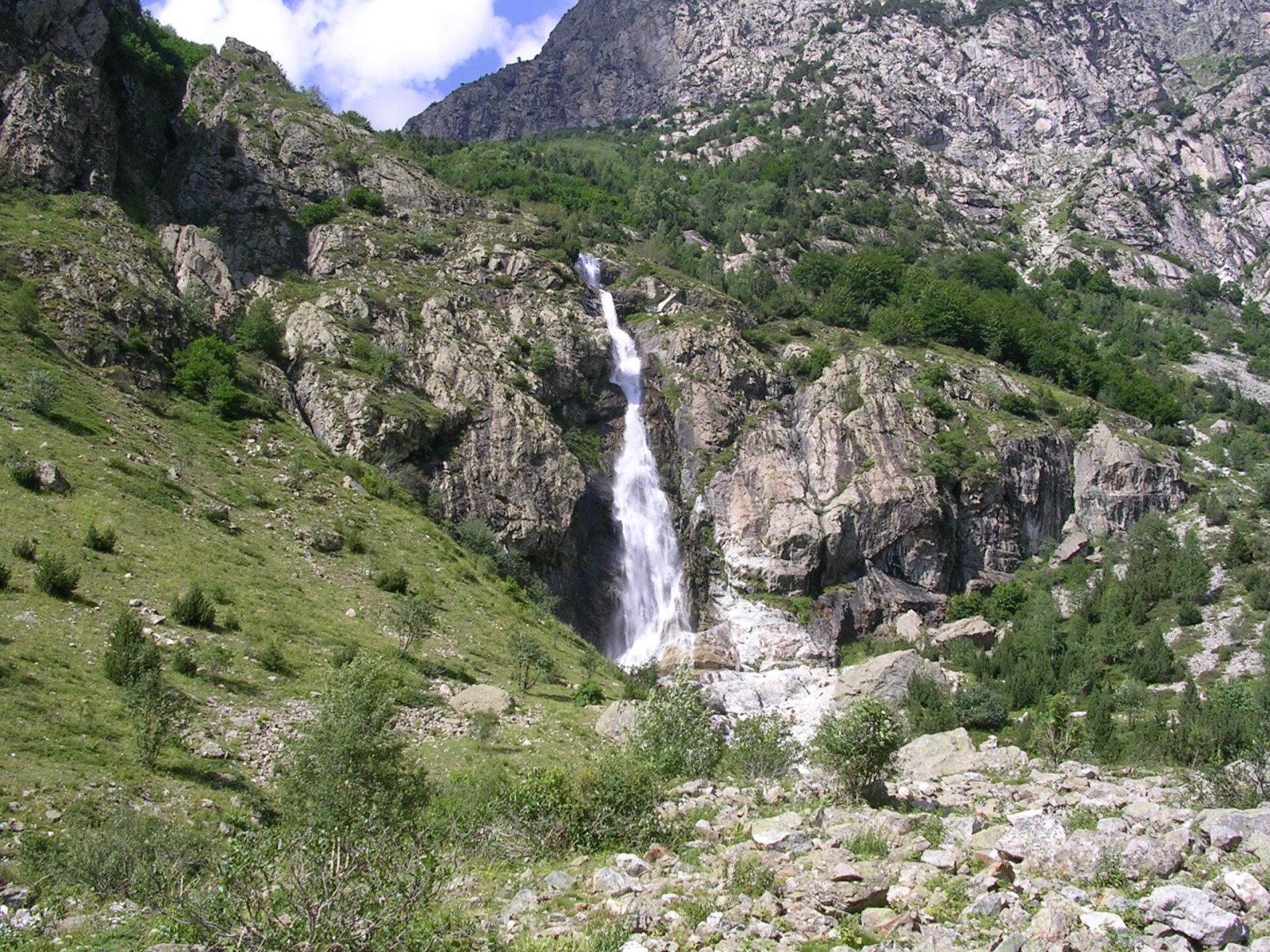 Descubre la Cascade de la Pisse: una joya natural en Francia - Entraigues | Secret World Trip Planner