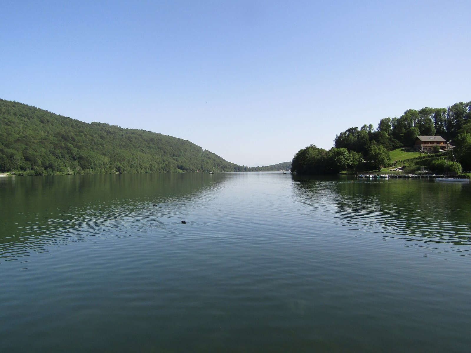 Lac Laffrey: Un Paradiso Naturale in Auvergne-Rhône-Alpes - Saint-Théoffrey | Secret World Trip Planner