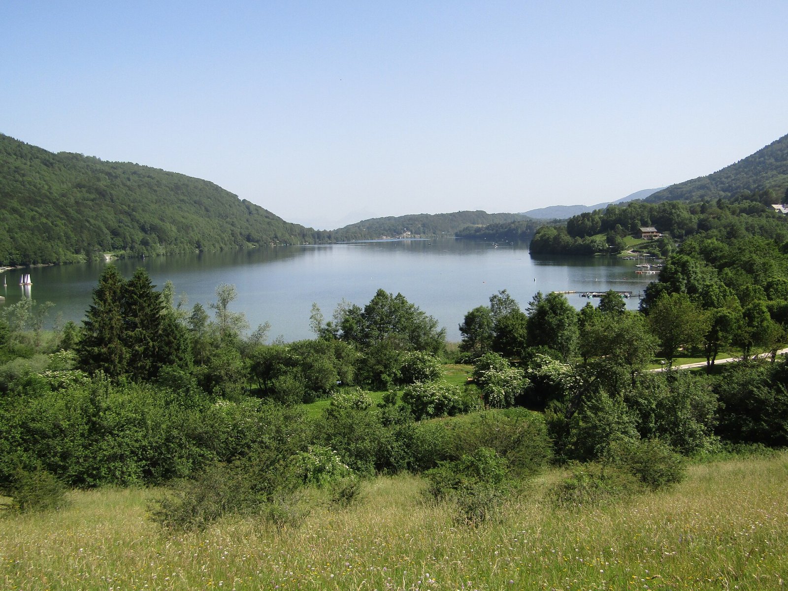 Lac Laffrey : Un Paradis Naturel en Auvergne-Rhône-Alpes - Saint-Théoffrey | Secret World Trip Planner