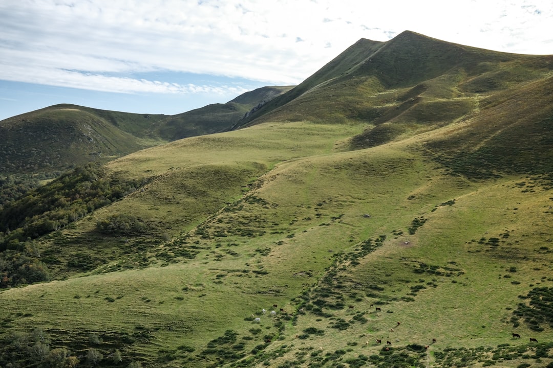 Descubre Lac Chambon: un rincón de naturaleza en Auvernia - Murol | Secret World Trip Planner