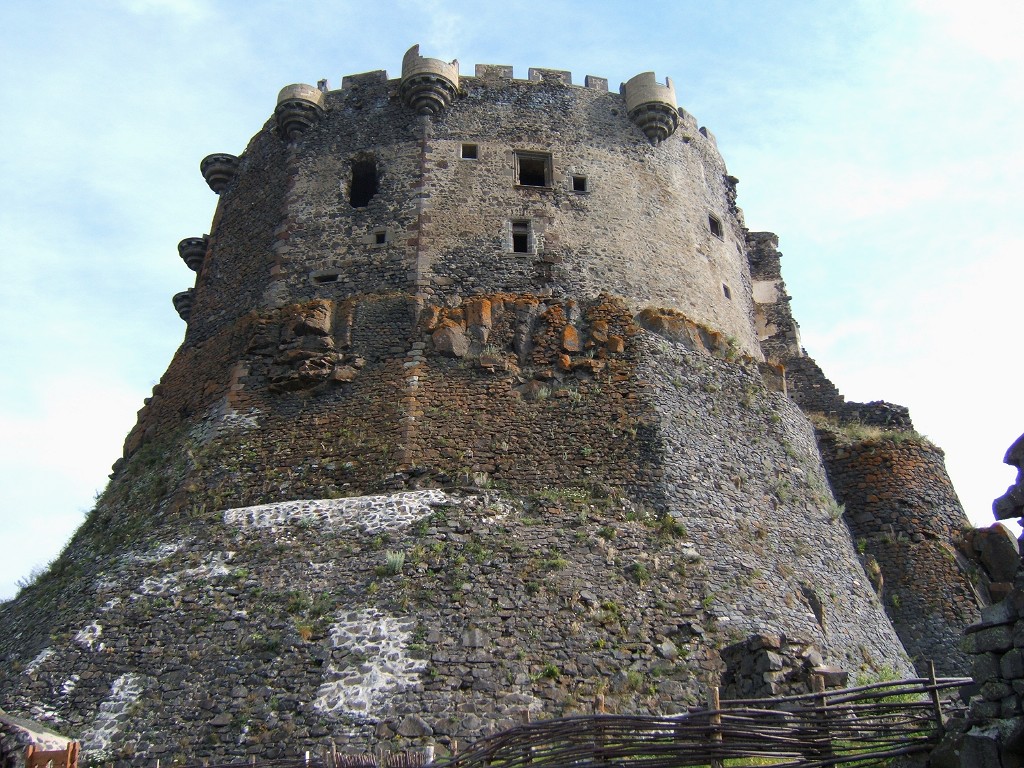 Descubre el encanto del Château de Murol en Auvernia - Murol | Secret World Trip Planner