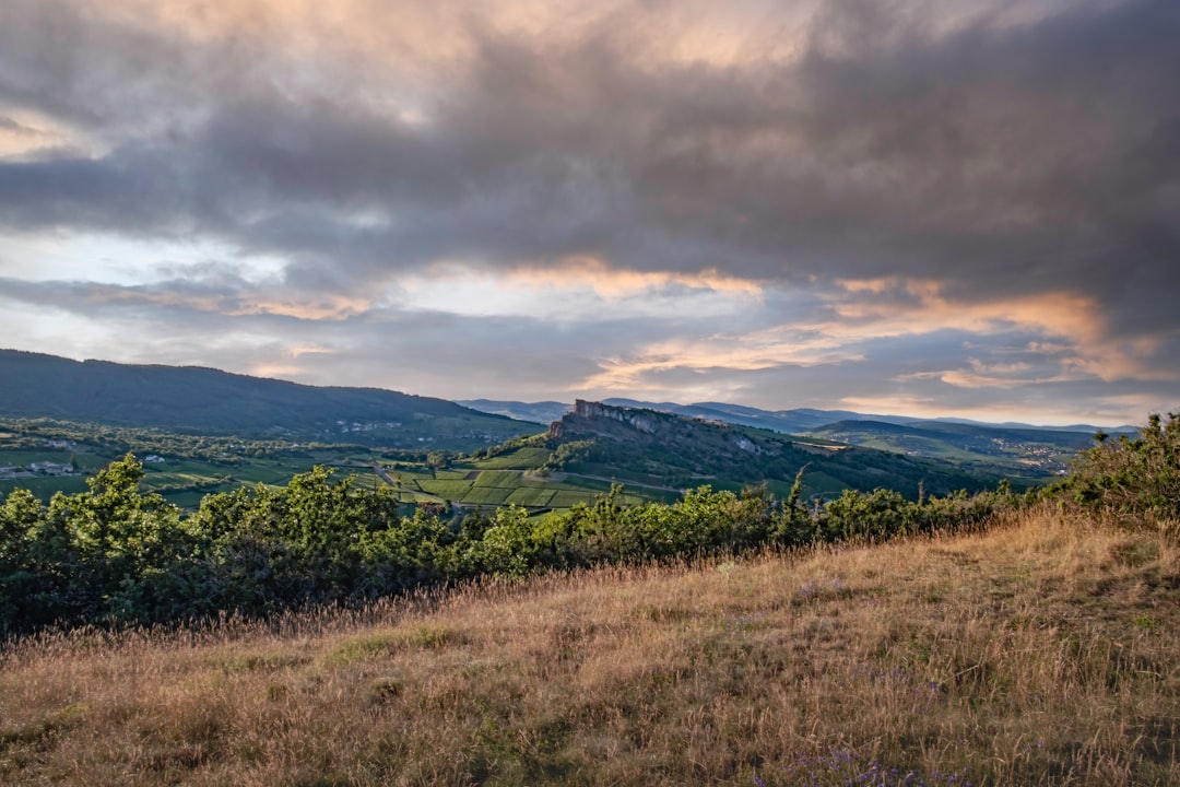 Roche de Solutré: un gioiello naturale in Bourgogne - Donzy-le-Pertuis | Secret World Trip Planner