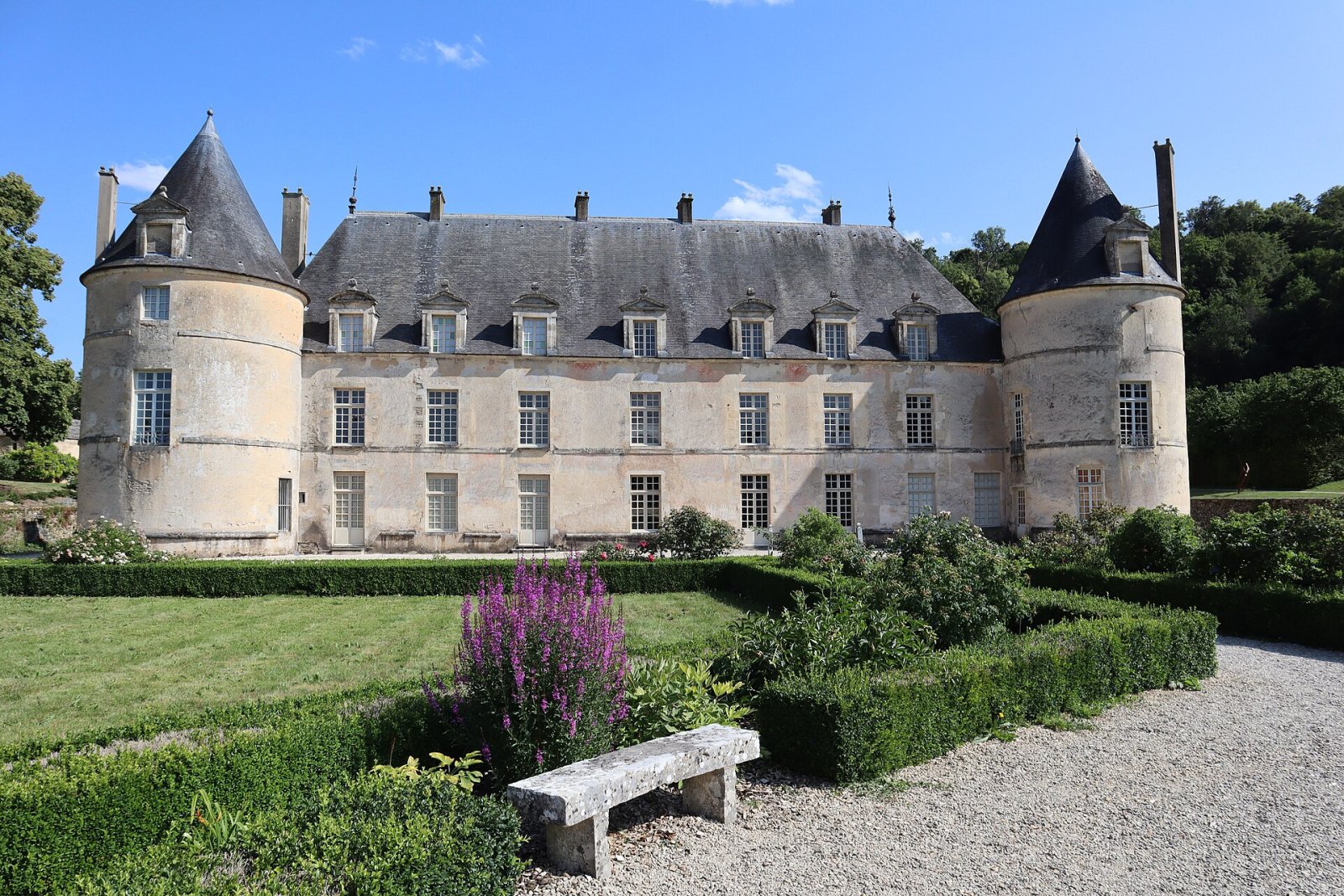 Descubre el Encanto del Château de Bussy-Rabutin en Francia - Hauteroche | Secret World Trip Planner