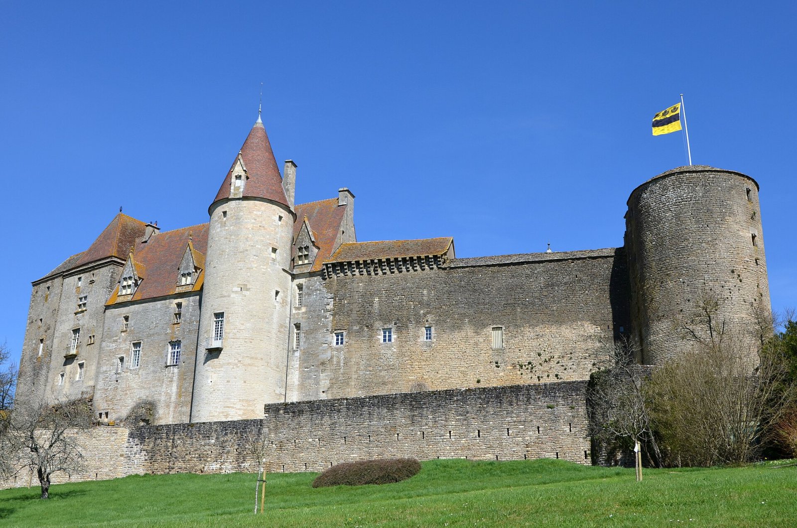 Découvrez le Charme du Château de Châteauneuf en Bourgogne - Vandenesse-en-Auxois | Secret World Trip Planner