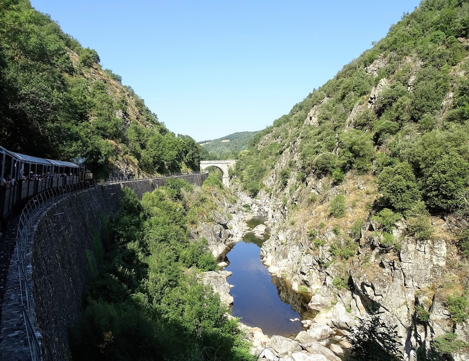 Gorges du Doux: Un Paradis Naturel en France — Colombier-le-Vieux
