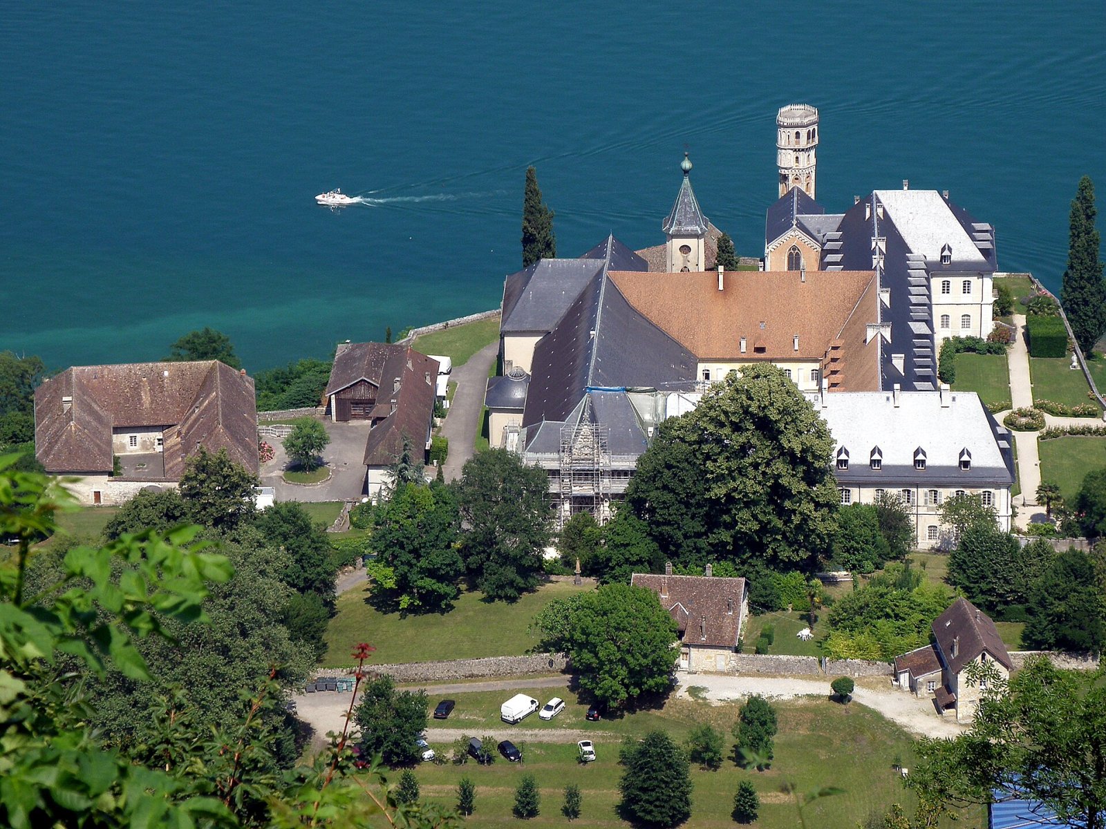 Descubre la Abbaye d'Hautecombe: una joya cultural en Francia - Saint-Pierre-de-Curtille | Secret World Trip Planner