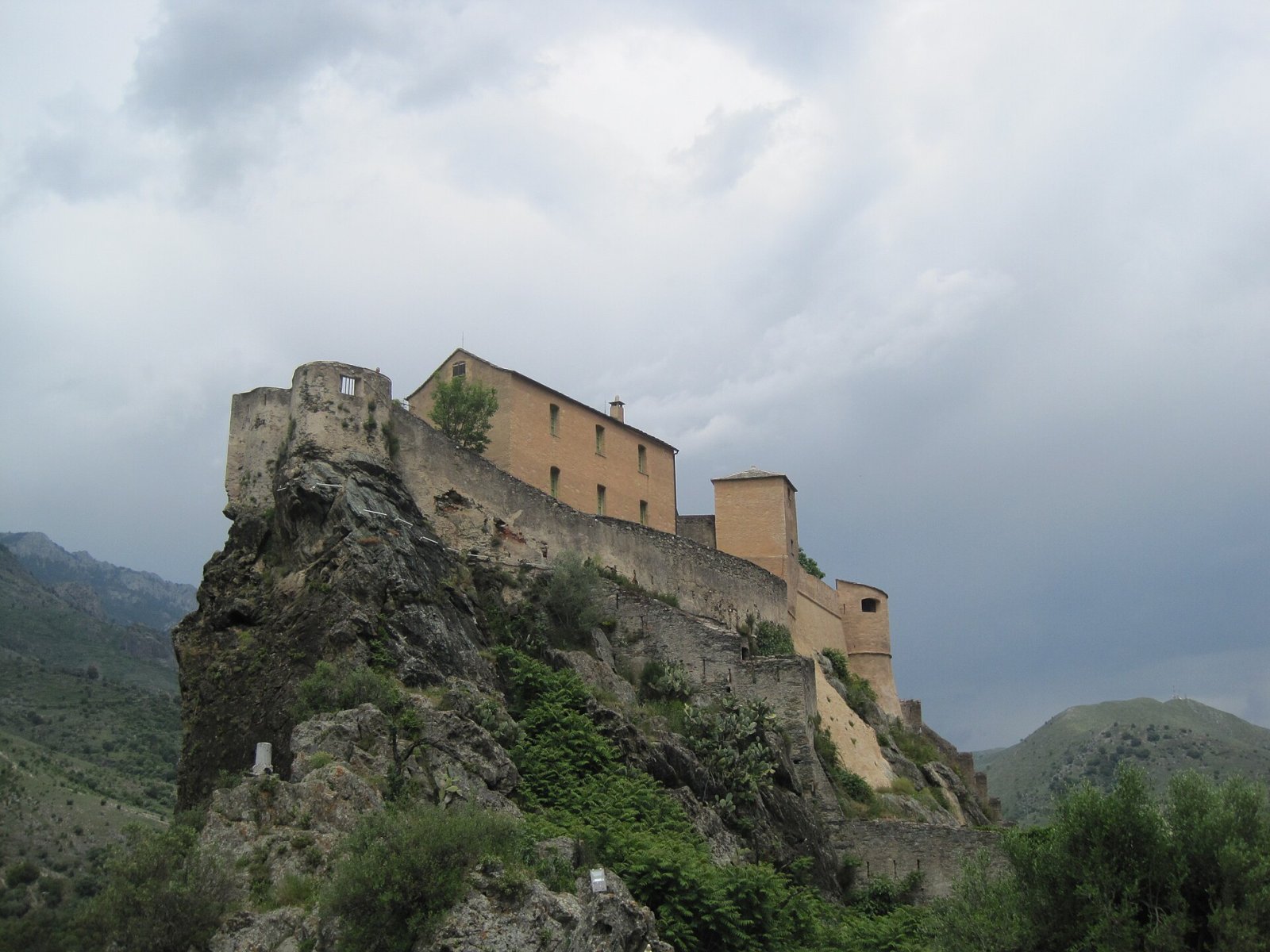 Descubre la Ciudadela de Corte: Historia y Belleza de Córcega — Corte