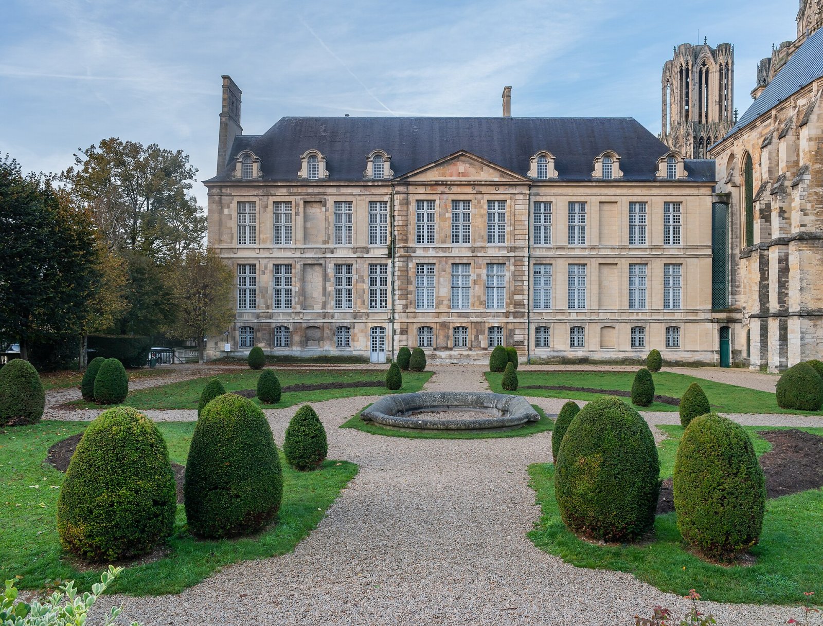 Descubre el Palais du Tau en Reims: Historia y Belleza — Reims