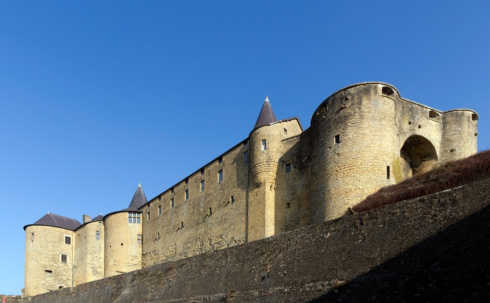 Descubra o Château Fort de Sedan: um tesouro da história francesa - Sedan | Secret World Trip Planner