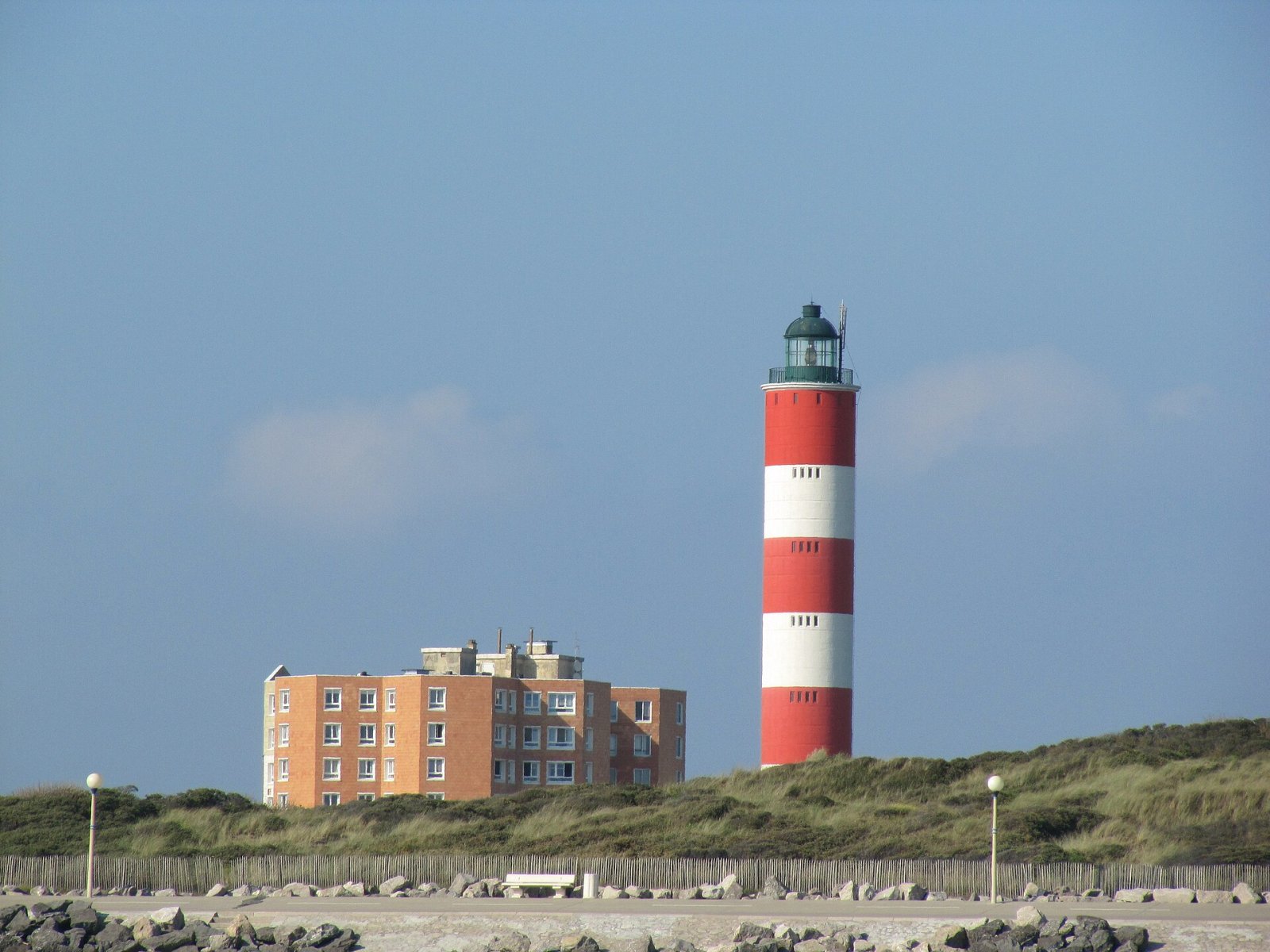 Explorar el Faro de Calais: Un Viaje entre Historia y Mar - Calais | Secret World Trip Planner