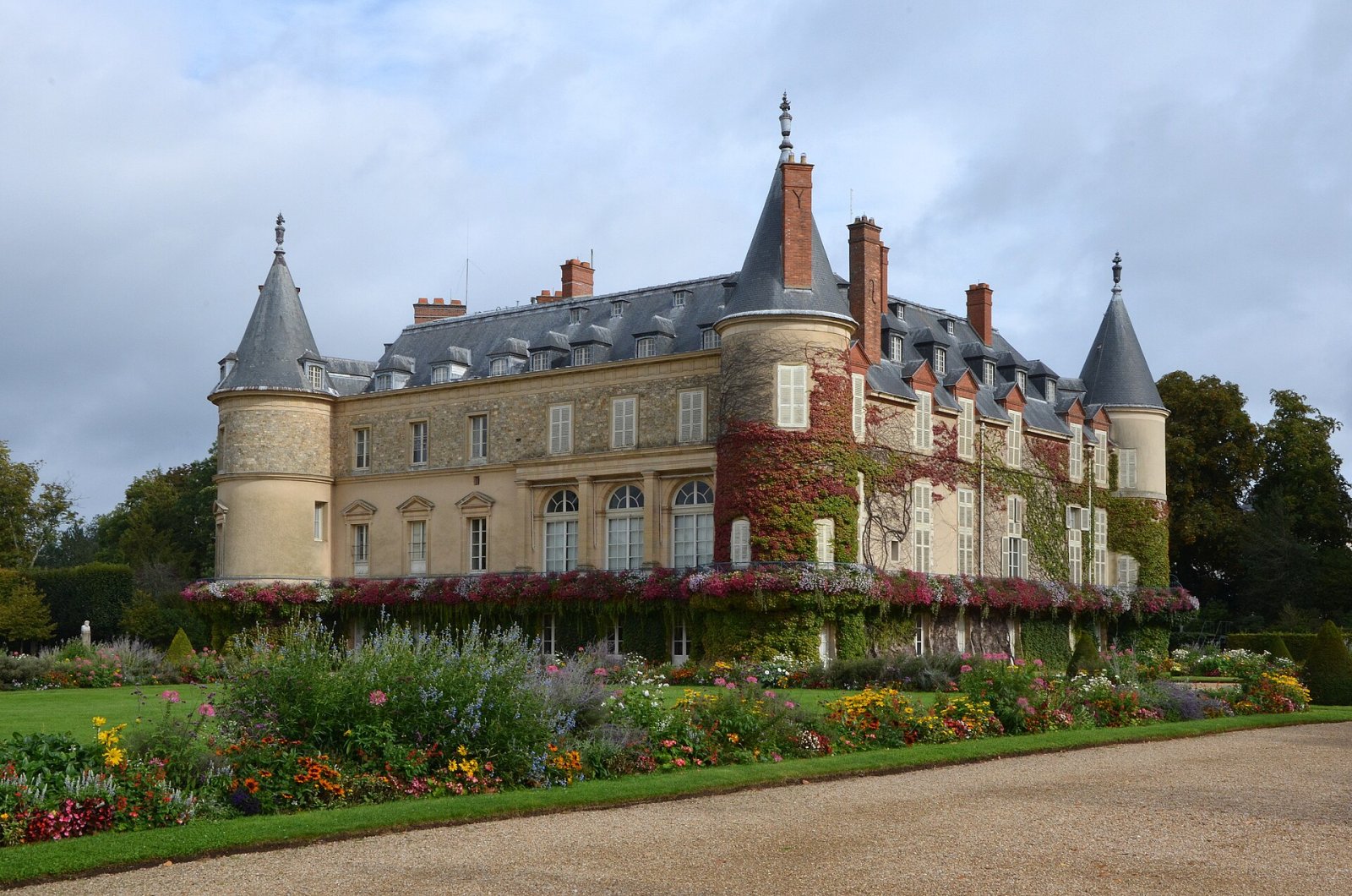 ランブイエ城の発見：歴史と美しさ - Rambouillet | Secret World Trip Planner