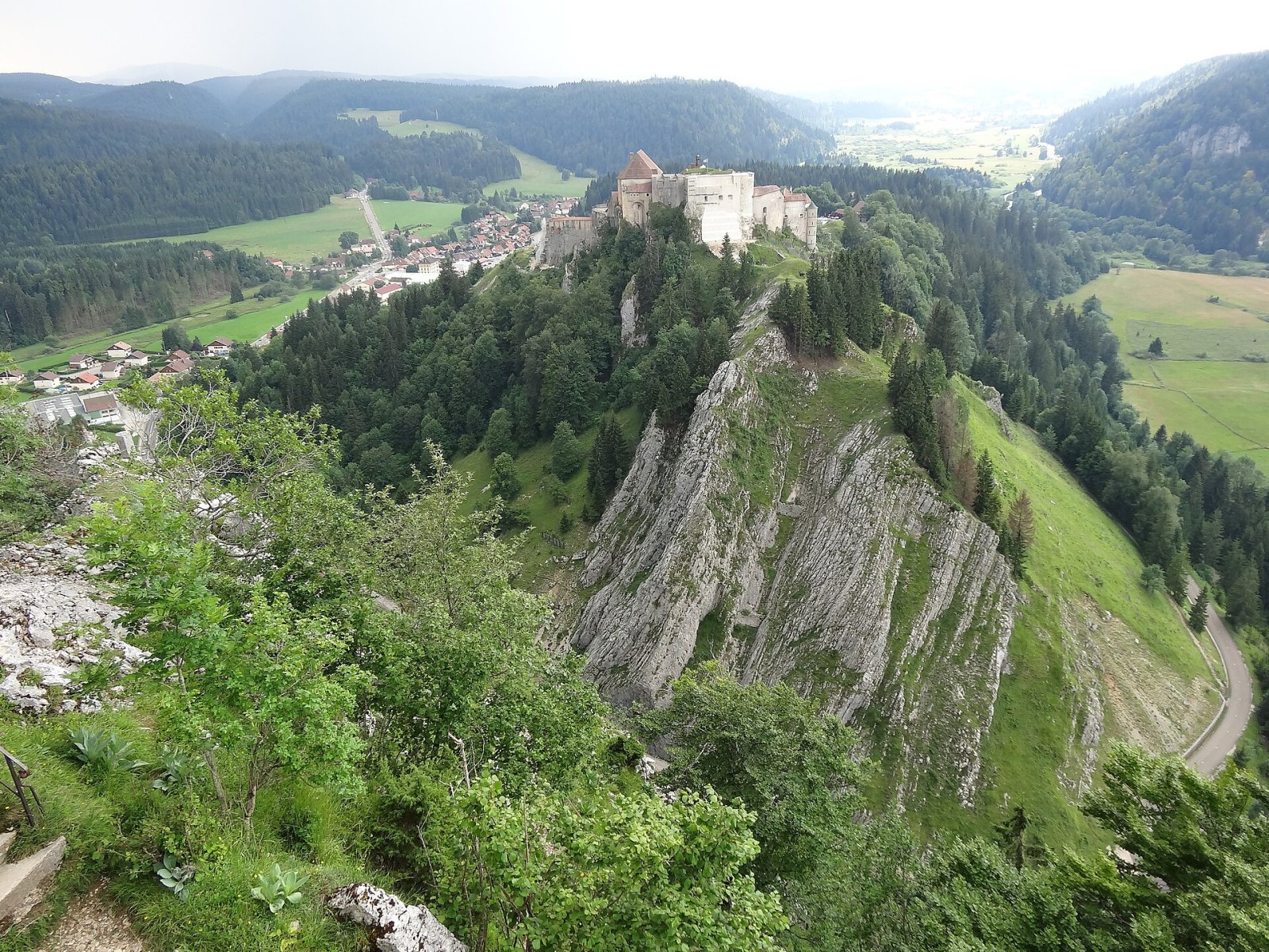 Château de Joux: Un Viaggio nella Storia della Bourgogne-Franche-Comté — La Cluse-et-Mijoux
