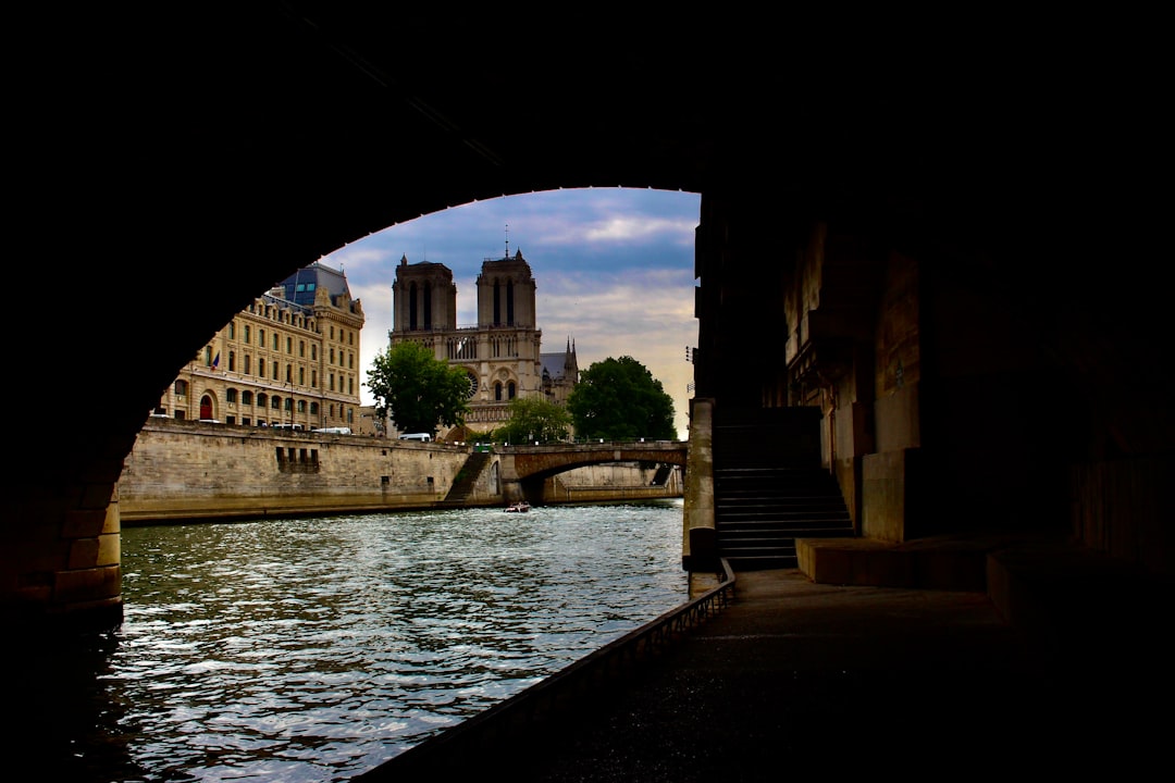 パリのノートルダムを発見する：ゴシック建築の傑作 - Paris | Secret World Trip Planner