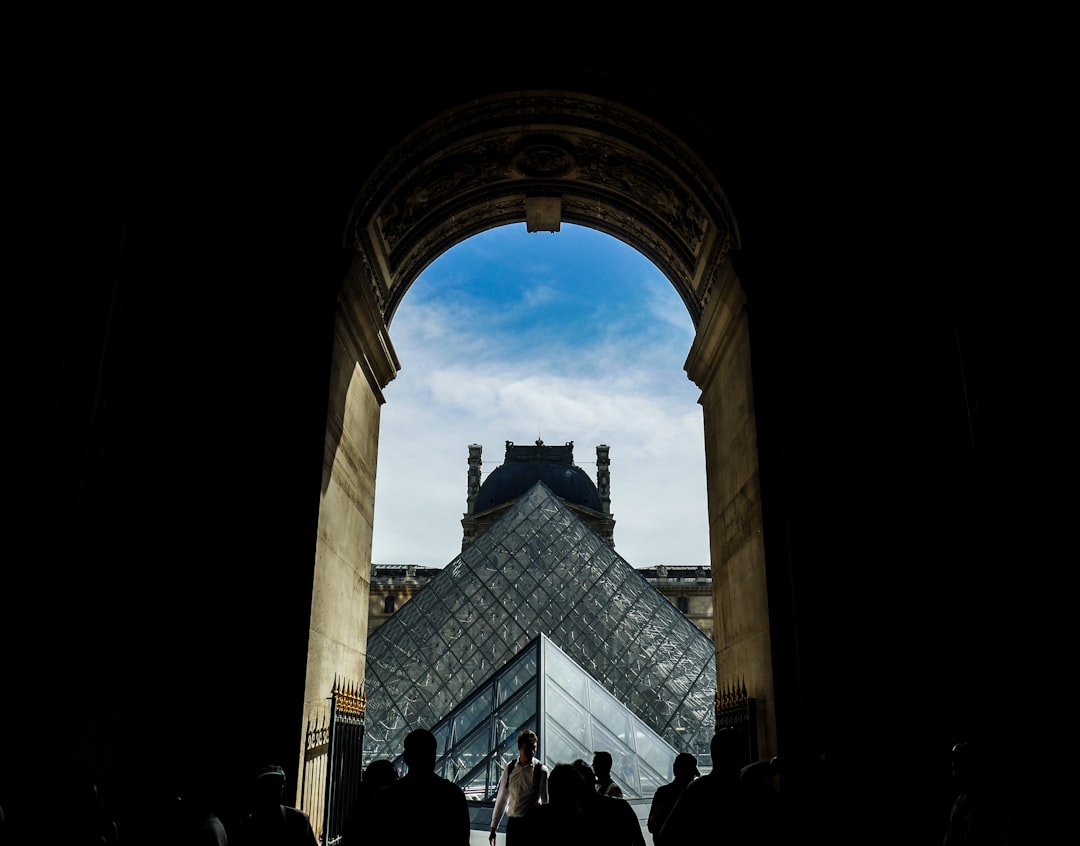 루브르 박물관 탐방: 예술과 역사 속 여행 - Paris | Secret World Trip Planner