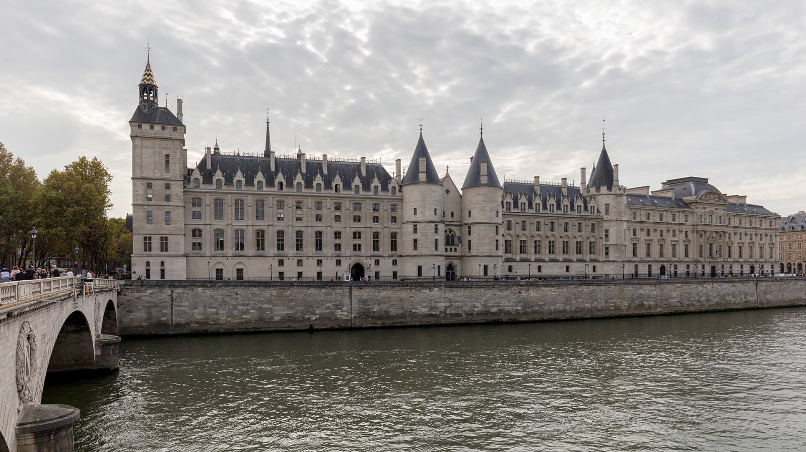 콩시어주리: 중세 파리의 역사와 아름다움 - Paris | Secret World Trip Planner