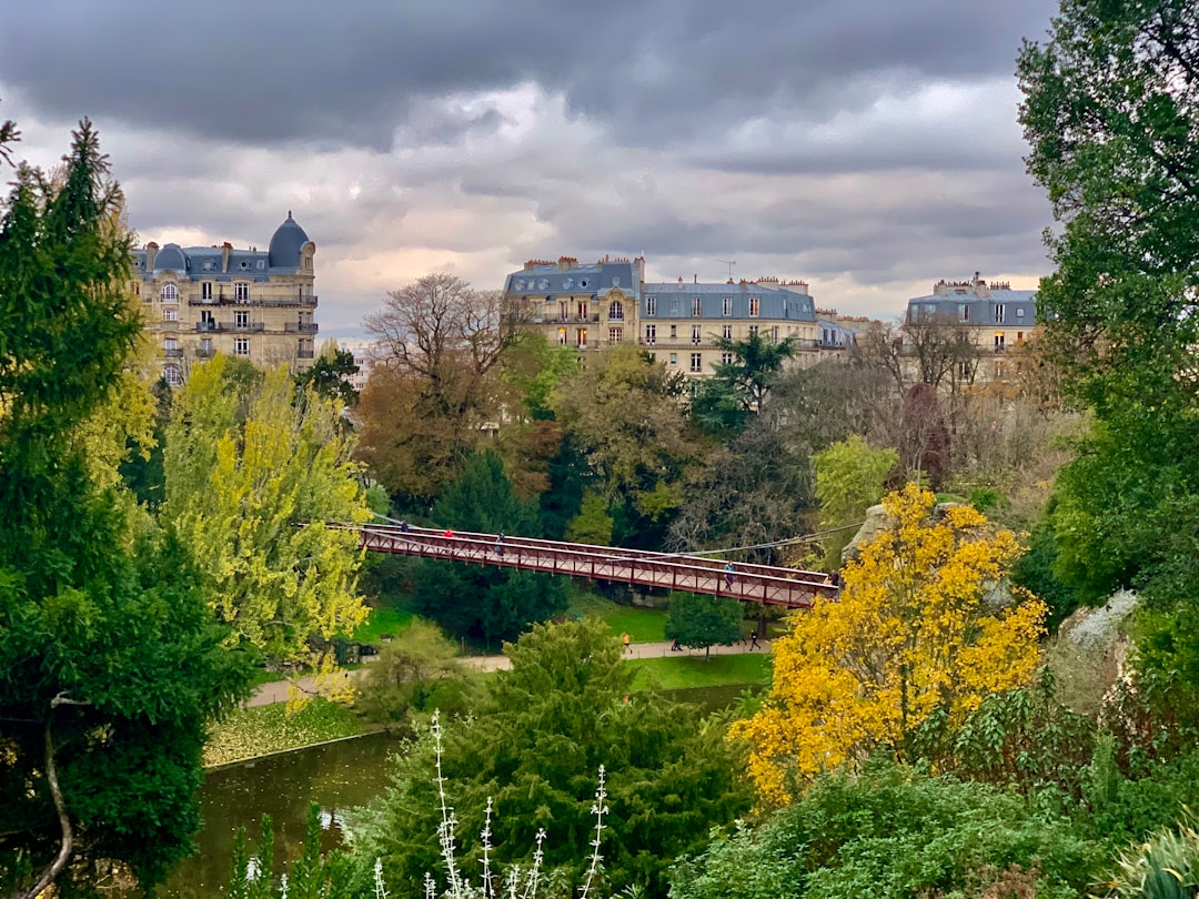 Parc des Buttes-Chaumont: un rincón de naturaleza en París - Paris | Secret World Trip Planner