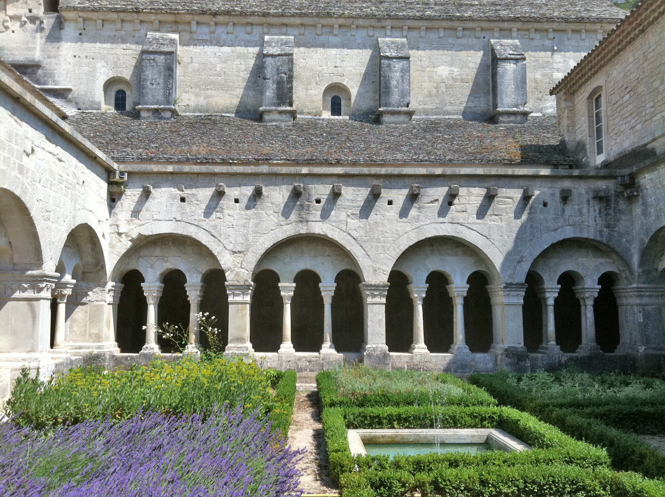 Scopri l'Abbaye de Sénanque: un gioiello della Provenza - Gordes | Secret World Trip Planner