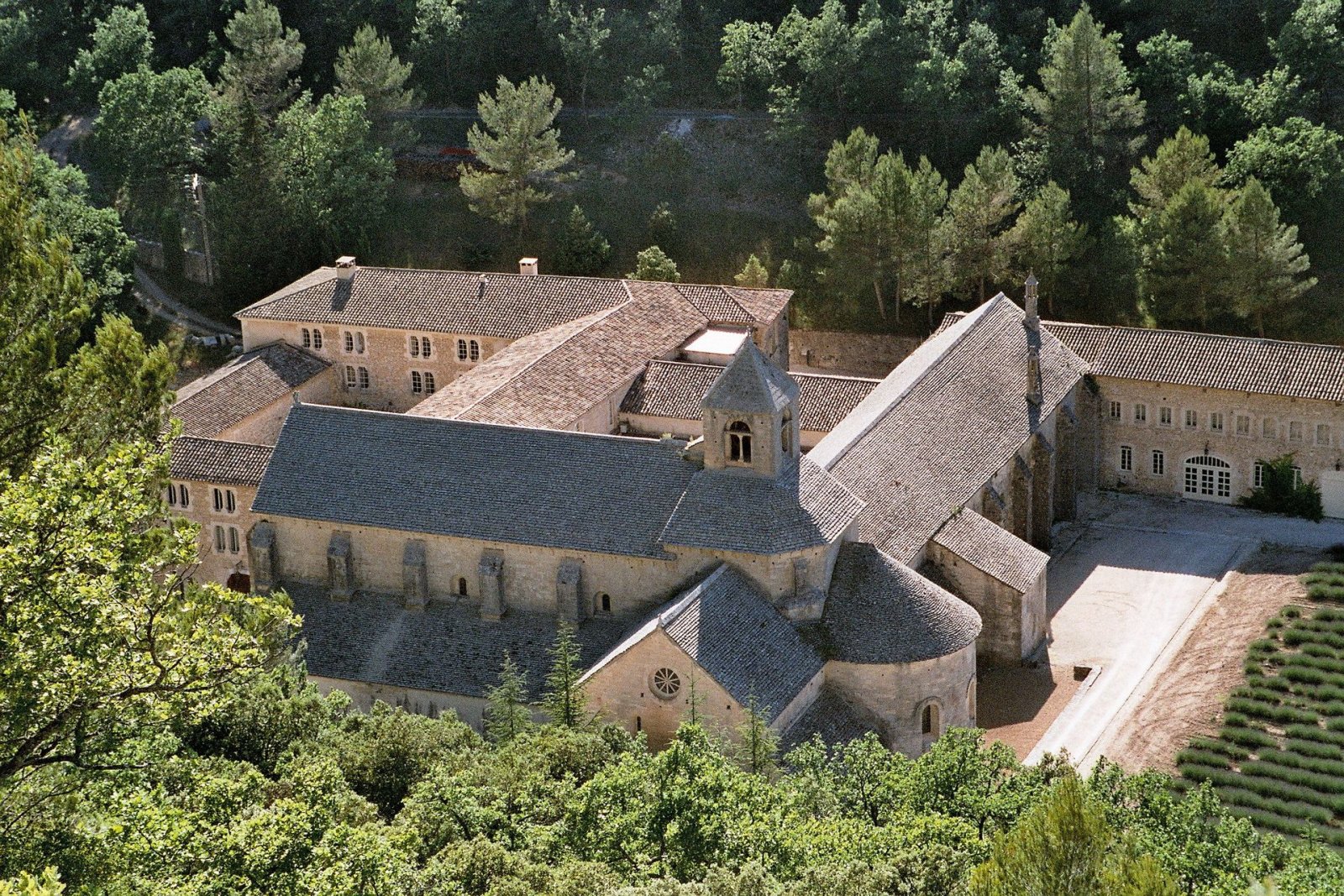 探索塞南克修道院：普罗旺斯的瑰宝 - Gordes | Secret World Trip Planner