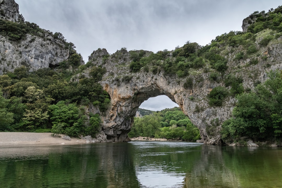 Entdecken Sie den Pont d'Arc: ein Naturjuwel in Frankreich - Vallon-Pont-d'Arc | Secret World Trip Planner