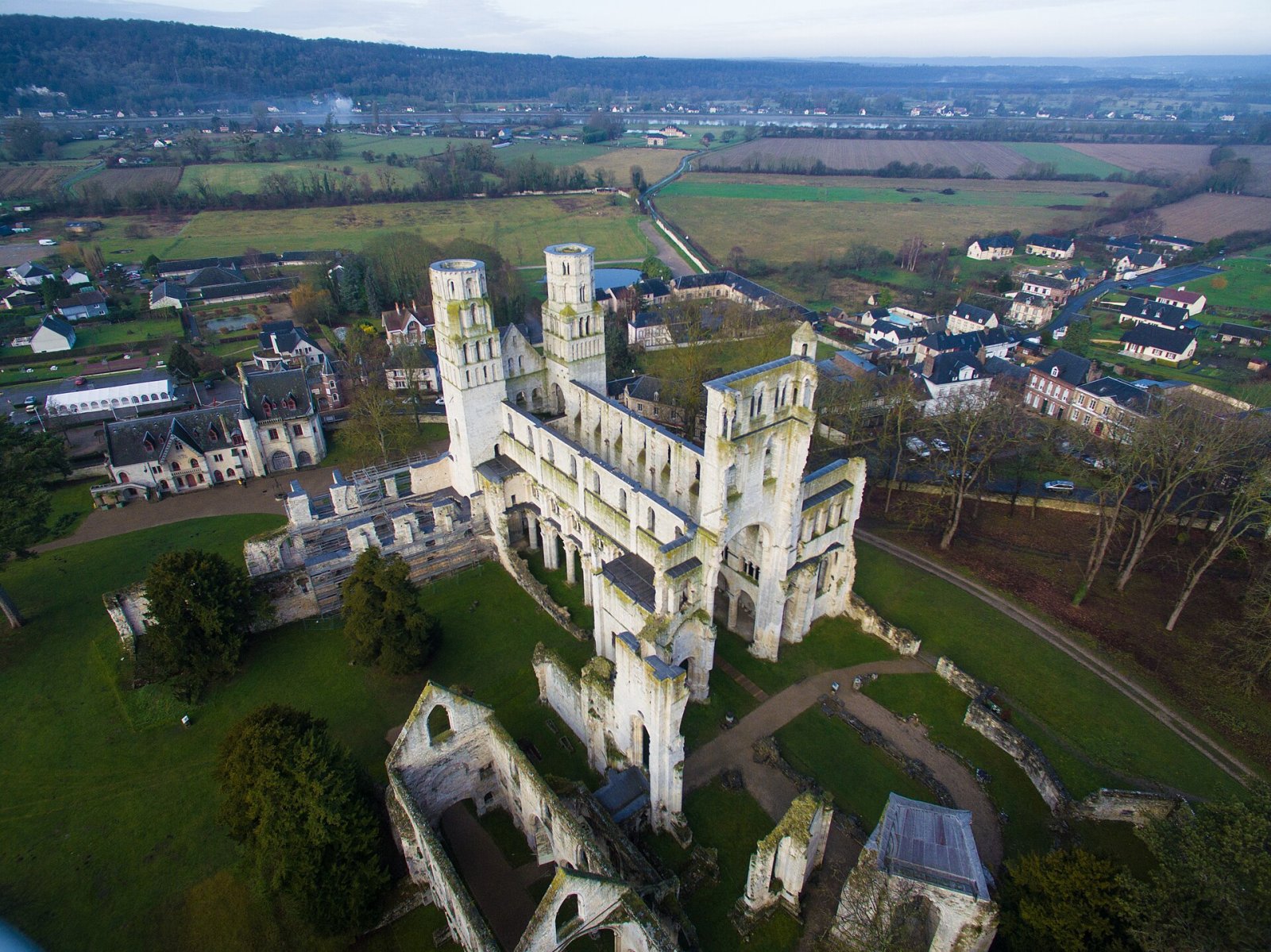 Entdecken Sie die Abbaye de Jumièges: ein Schatz der Normandie - Jumièges | Secret World Trip Planner