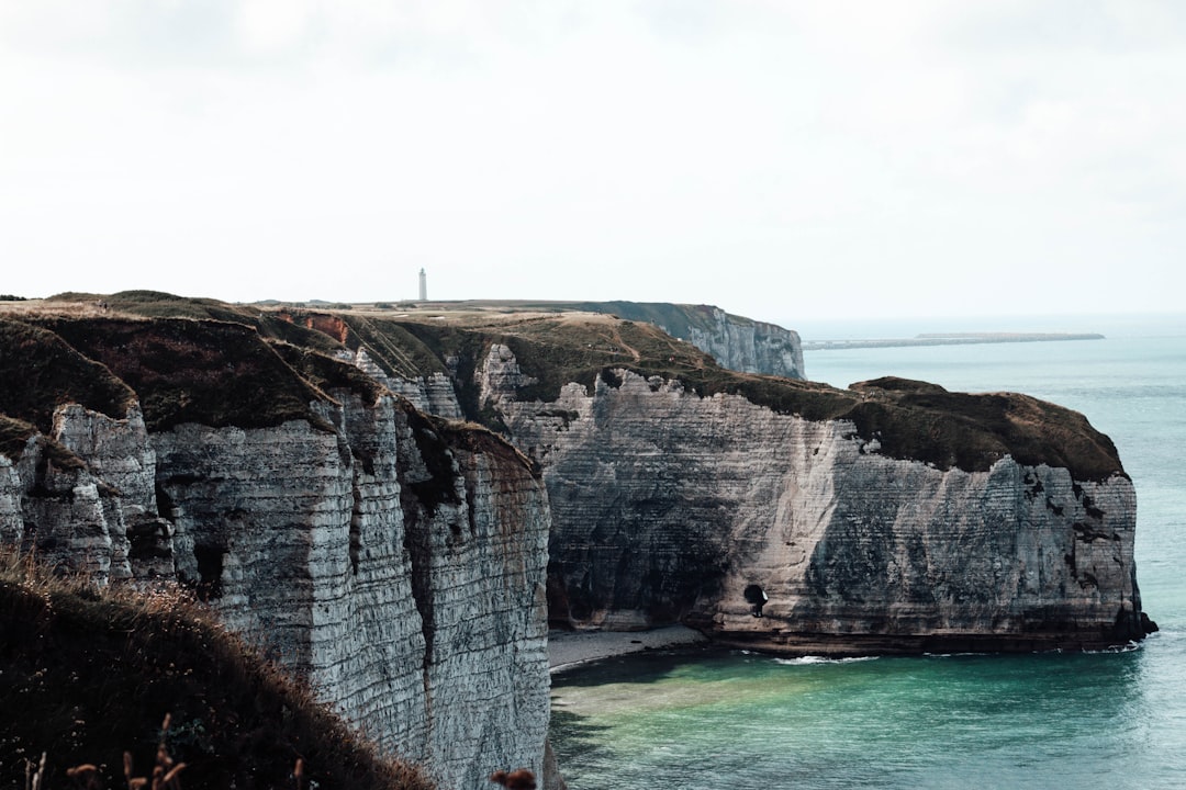 Découvrez Étretat : les falaises époustouflantes de Normandie - Étretat | Secret World Trip Planner