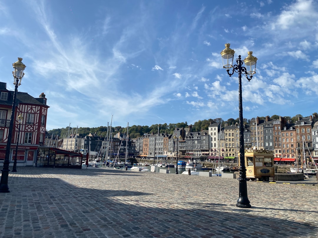 Esplora Honfleur Vieux Port: Storia e Bellezze della Normandia - Honfleur | Secret World Trip Planner