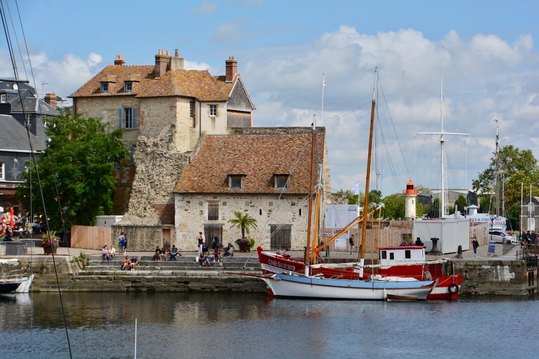 Esplora Honfleur Vieux Port: Storia e Bellezze della Normandia - Honfleur | Secret World Trip Planner