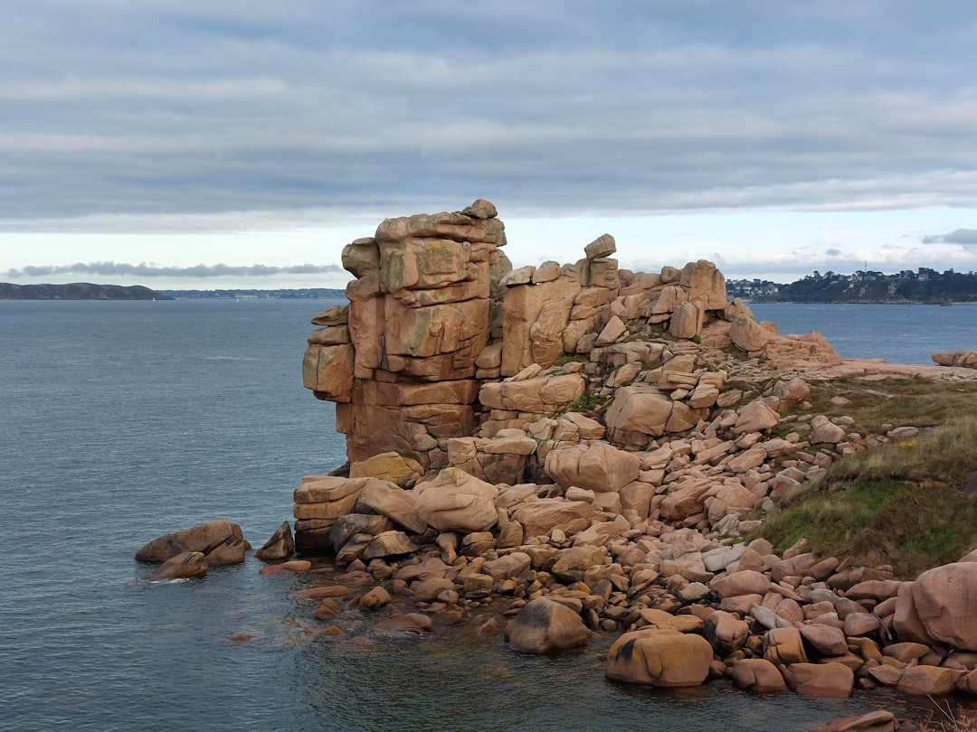 Esplorando la Côte de Granit Rose: un gioiello della Bretagne - Montolivet | Secret World Trip Planner