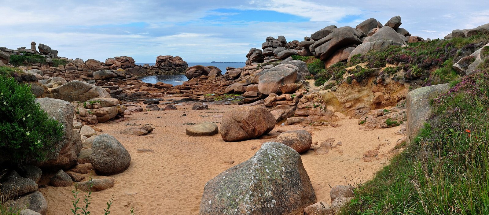 Explorando la Côte de Granit Rose: una joya de Bretaña - Montolivet | Secret World Trip Planner