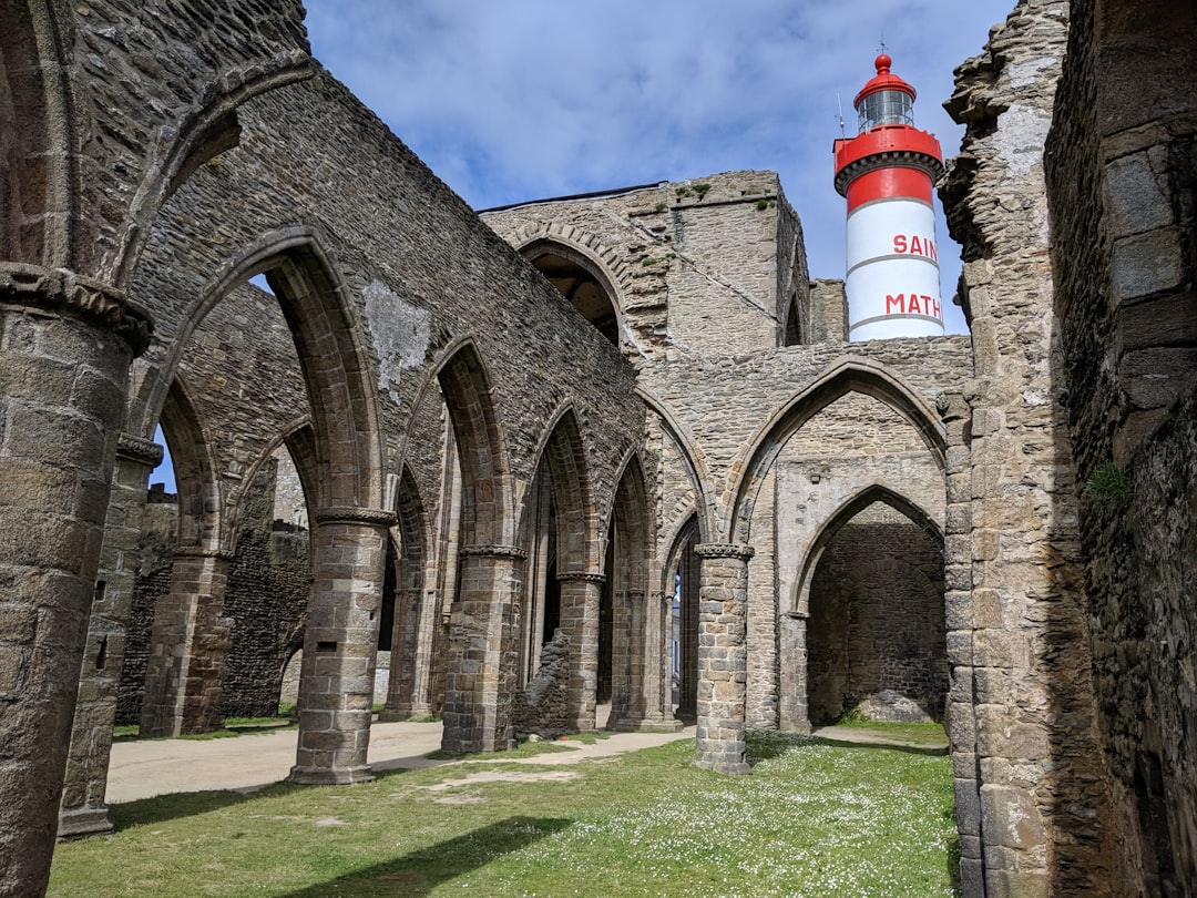Descubre la Abbaye Saint-Mathieu: un tesoro de Bretaña - Thil | Secret World Trip Planner