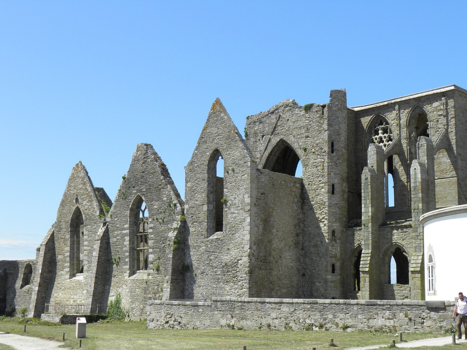 Descubre la Abbaye Saint-Mathieu: un tesoro de Bretaña - Thil | Secret World Trip Planner
