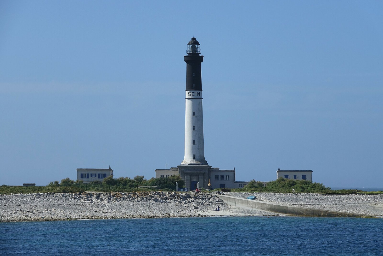 Découvrez le Phare de Sein : un bijou de la Bretagne - Châteauvillain | Secret World Trip Planner