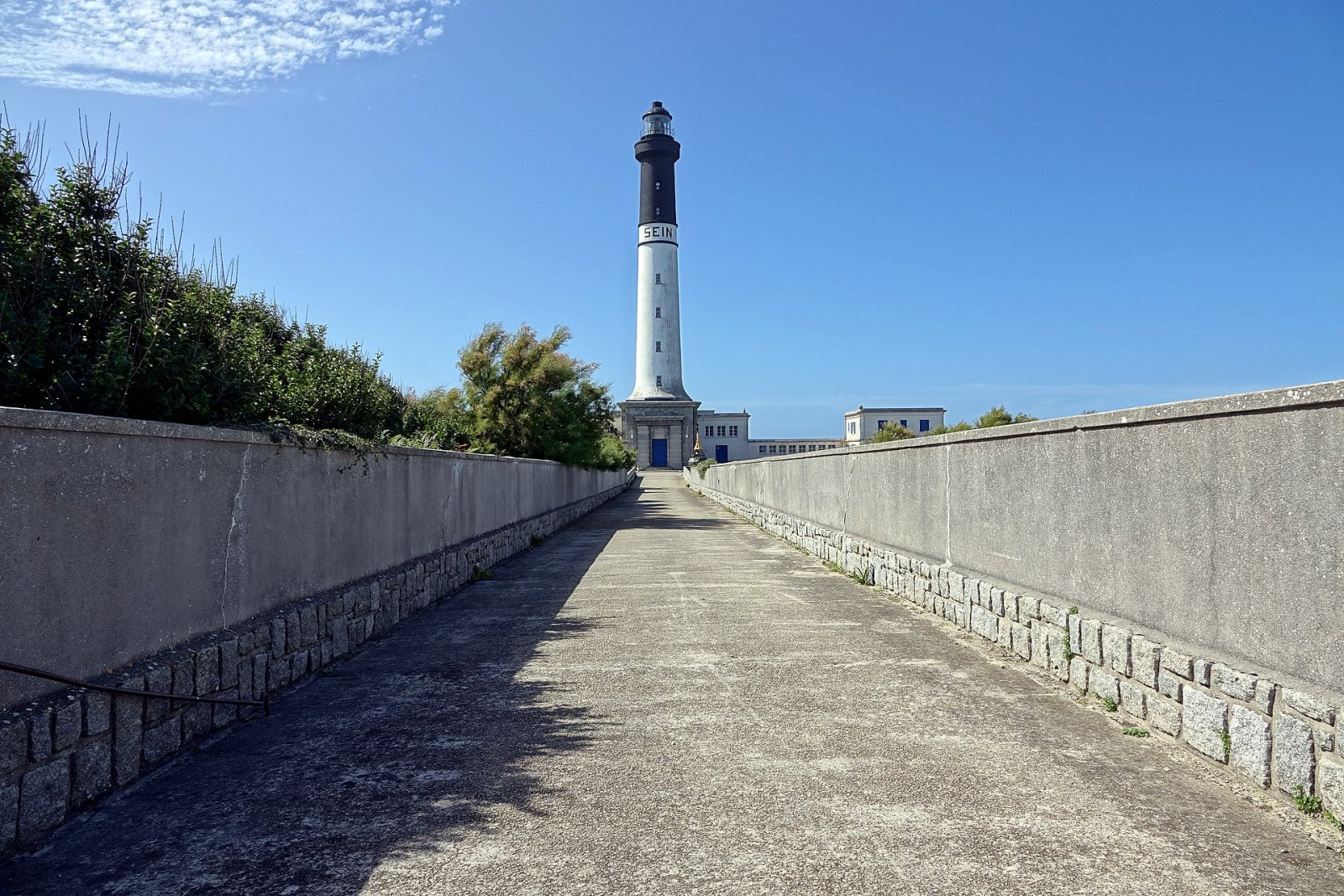 Découvrez le Phare de Sein : un bijou de la Bretagne - Châteauvillain | Secret World Trip Planner