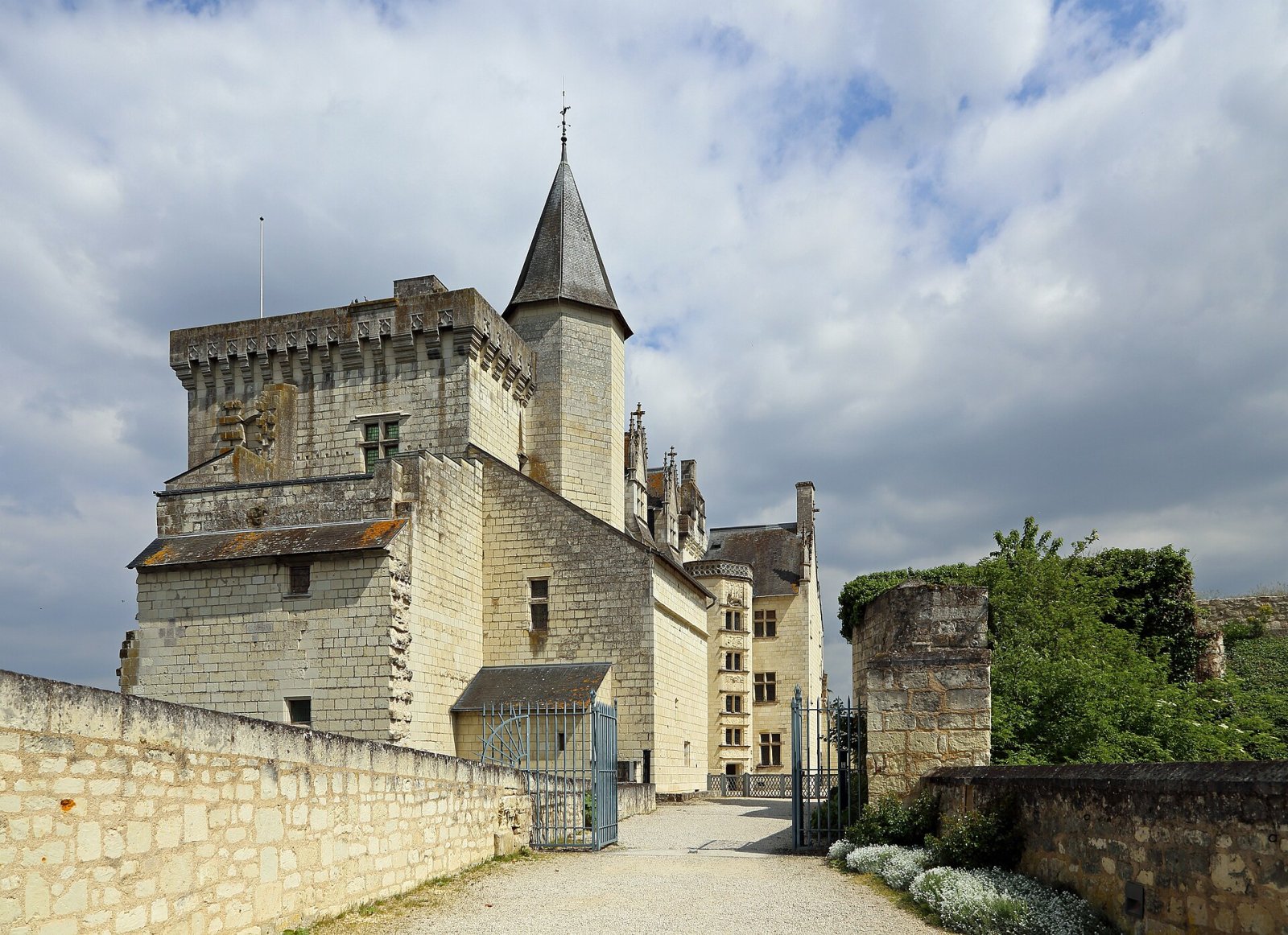Descubre el Encanto del Château de Montsoreau en el Valle del Loira - Montsoreau | Secret World Trip Planner
