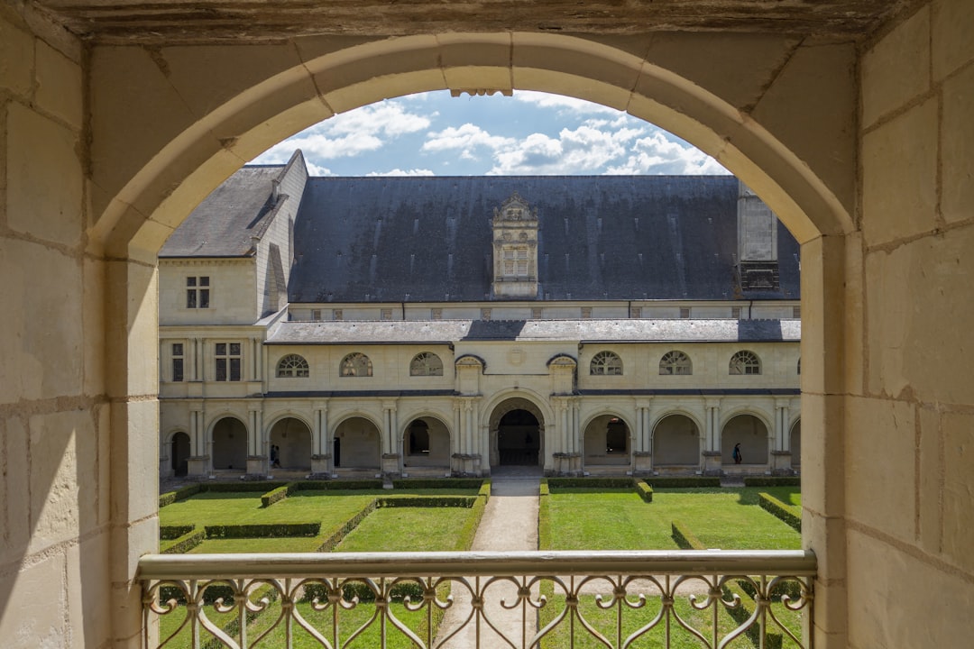 Посетите Аббатство Фонтевро: культурное сокровище во Франции - Fontevraud-l'Abbaye | Secret World Trip Planner
