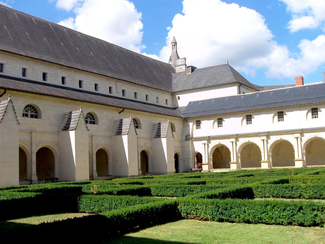参观丰特弗罗修道院：法国的文化瑰宝 - Fontevraud-l'Abbaye | Secret World Trip Planner